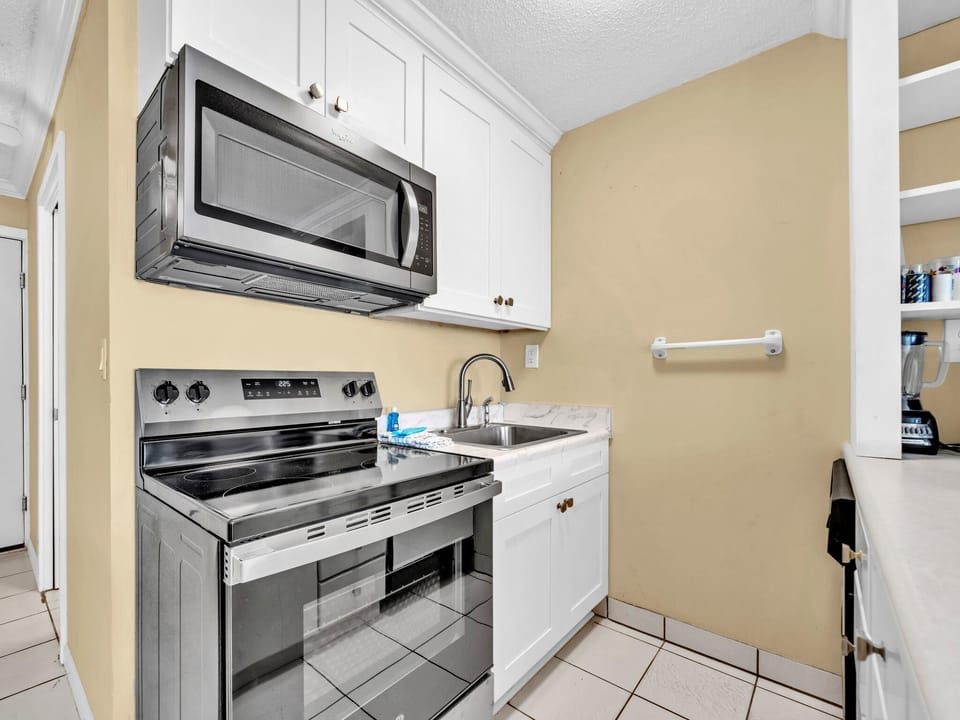 Studio, 2 Queen Beds (Top of the Gulf 610) | Private kitchen | Oven, toaster