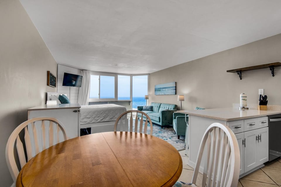 Studio, 2 Queen Beds (Top of the Gulf 813) | Interior