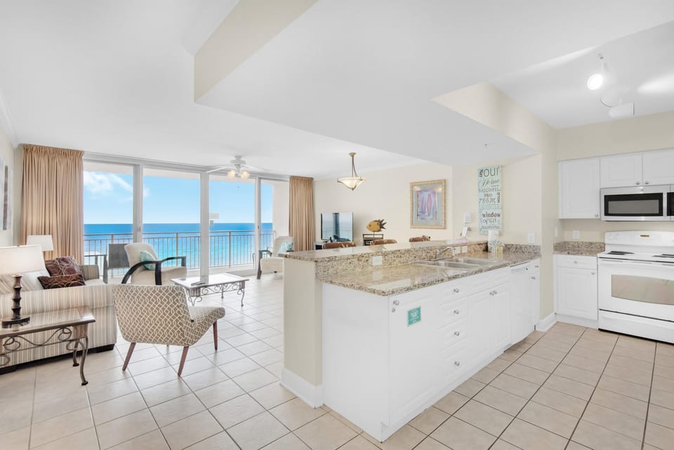 Condo, 1 King Bed with Sofa bed (Emerald Beach 1033) | Interior