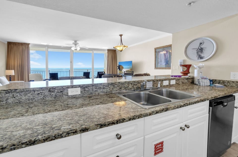 Condo, 1 King Bed with Sofa bed (Emerald Beach 1033) | Interior