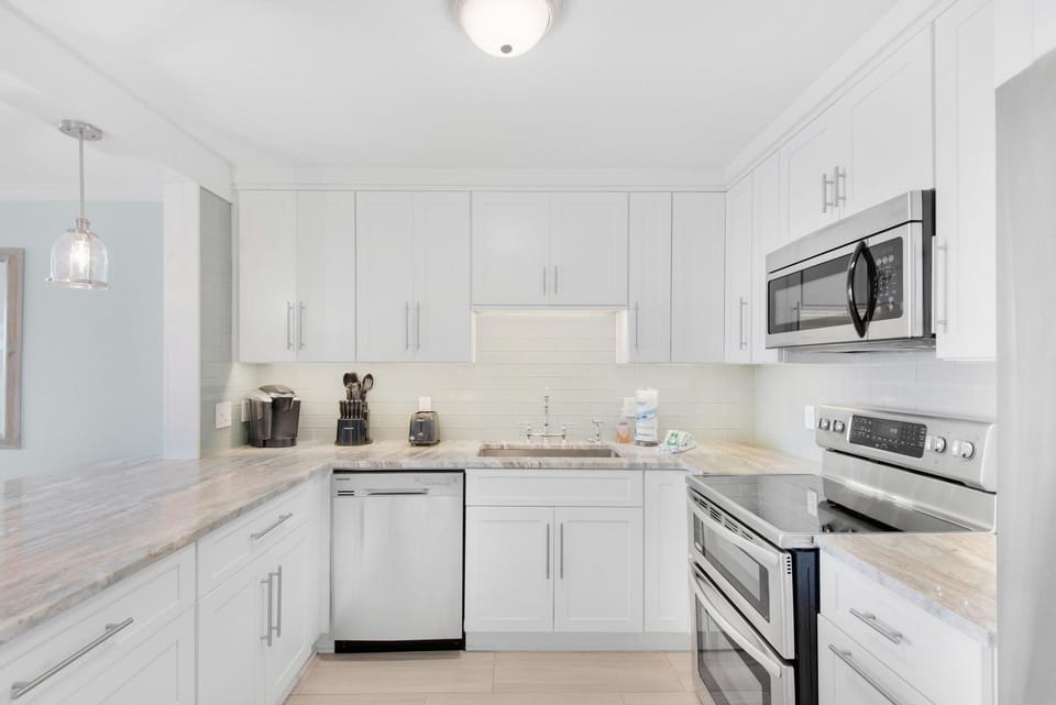 Condo, Multiple Beds (Dolphin Point 404C) | Private kitchen | Oven, toaster