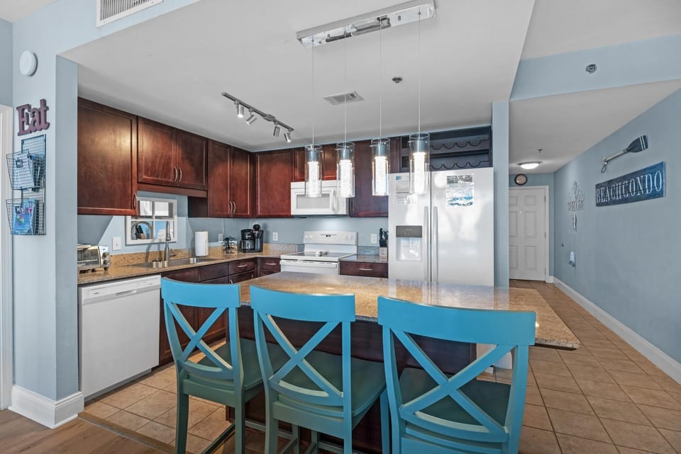 Condo, Multiple Beds (Laketown Wharf 1626) | Private kitchen | Oven, toaster
