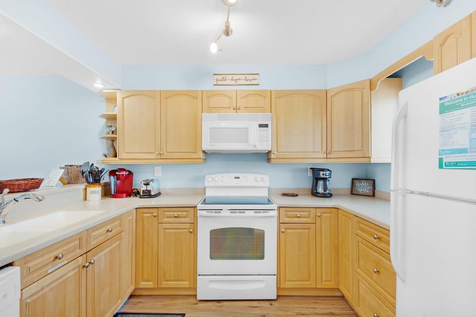 Condo, Multiple Beds (Destin on the Gulf 402) | Private kitchen | Oven, toaster