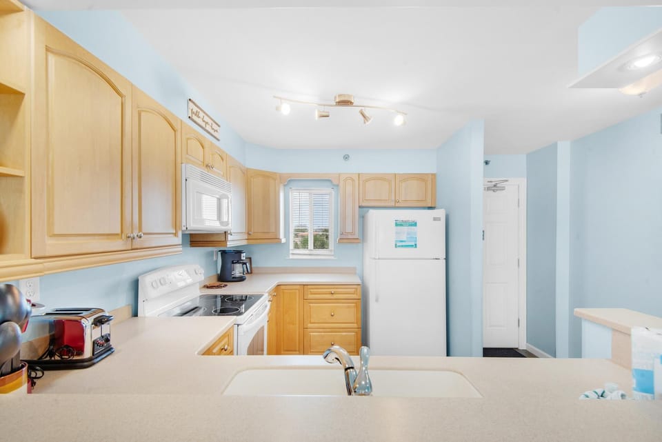Condo, Multiple Beds (Destin on the Gulf 402) | Private kitchen | Oven, toaster