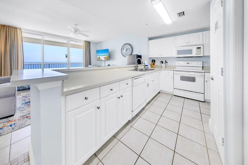 Condo, 1 King Bed with Sofa bed (Majestic Beach Towers 1-1907) | Private kitchen | Oven, toaster