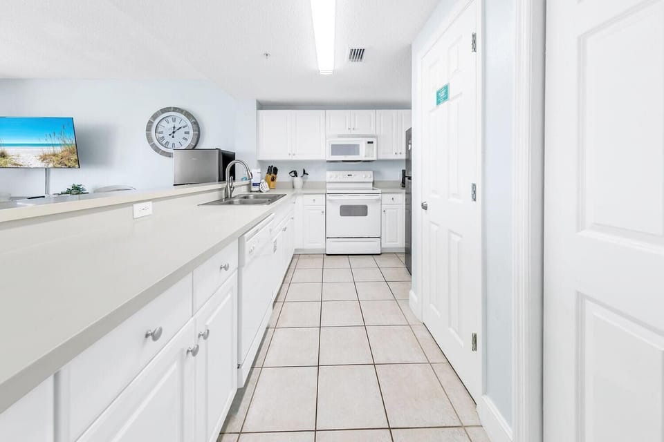 Condo, 1 King Bed with Sofa bed (Majestic Beach Towers 1-1907) | Private kitchen | Oven, toaster