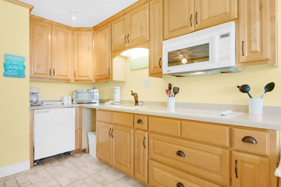 Studio, 2 Queen Beds (Top of the Gulf 822) | Private kitchen | Oven, toaster