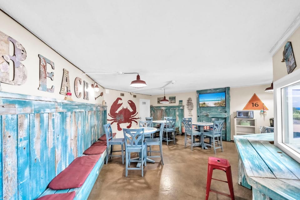 Studio, 2 Queen Beds (Top of the Gulf 822) | Dining