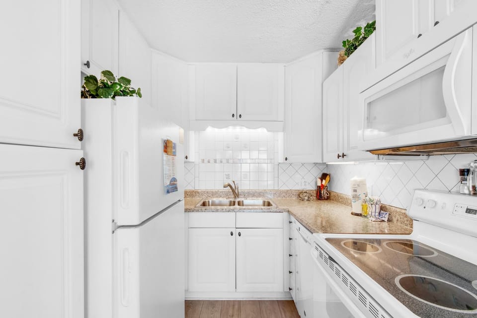 Condo, Multiple Beds (The Summit 928) | Private kitchen | Oven, toaster