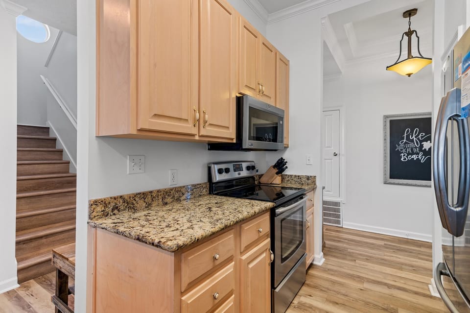 House, Multiple Beds (Ocean Breeze Cottage) | Private kitchen | Oven, toaster