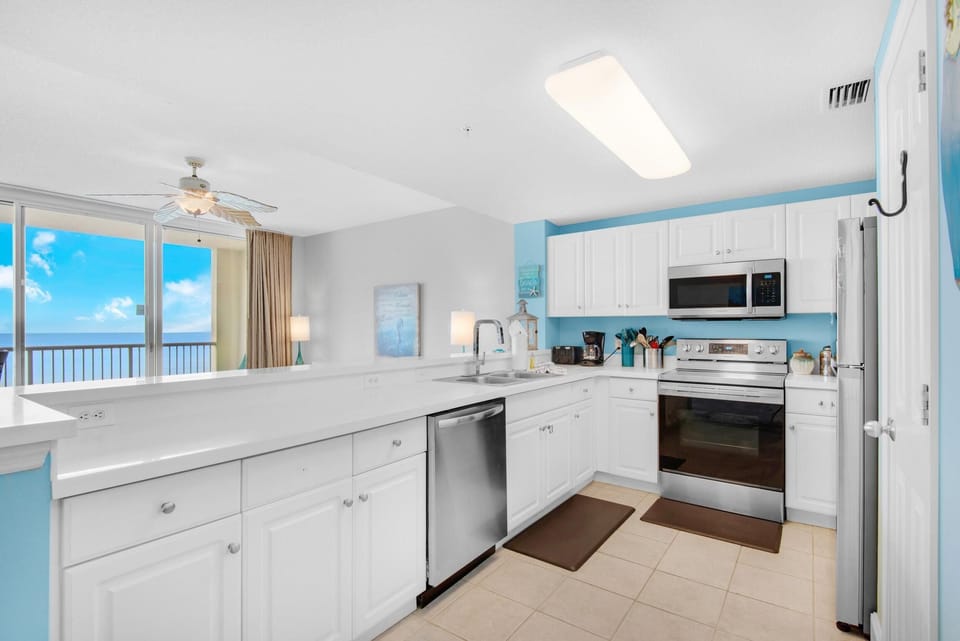 Condo, 1 King Bed with Sofa bed (Majestic Beach Towers 1-2113) | Private kitchen | Oven, toaster