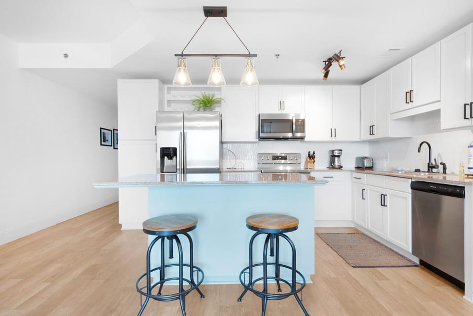 Condo, 1 King Bed with Sofa bed (Laketown Wharf 1714) | Private kitchen | Oven, toaster
