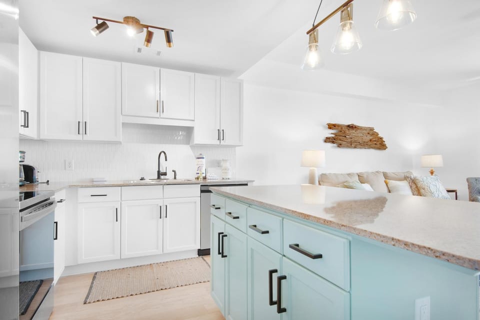 Condo, 1 King Bed with Sofa bed (Laketown Wharf 1714) | Private kitchen | Oven, toaster