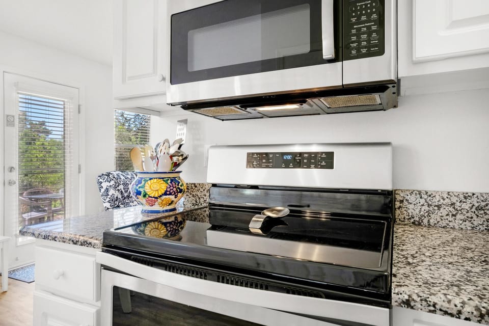 House, Multiple Beds (Sandy Pelican) | Private kitchen | Oven, toaster