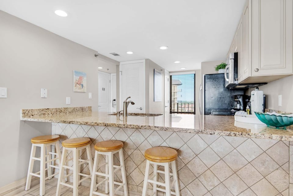 Condo, Multiple Beds (Edgewater Tower 3-1012) | Private kitchen | Oven, toaster