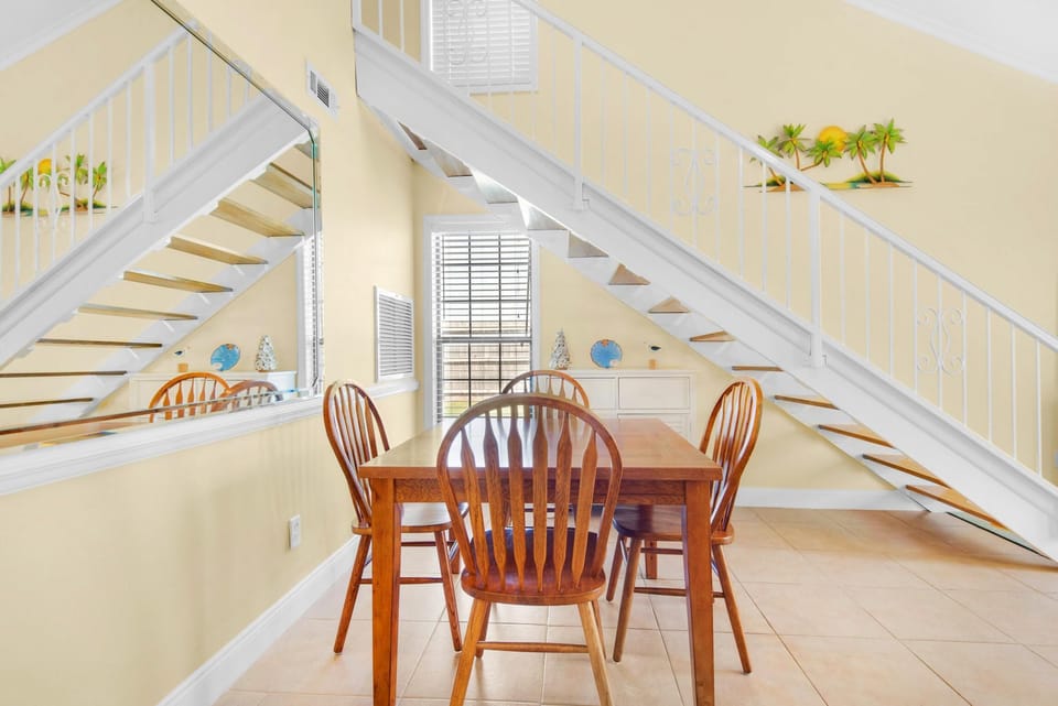 House, Multiple Beds (Horizon South 38B) | Dining