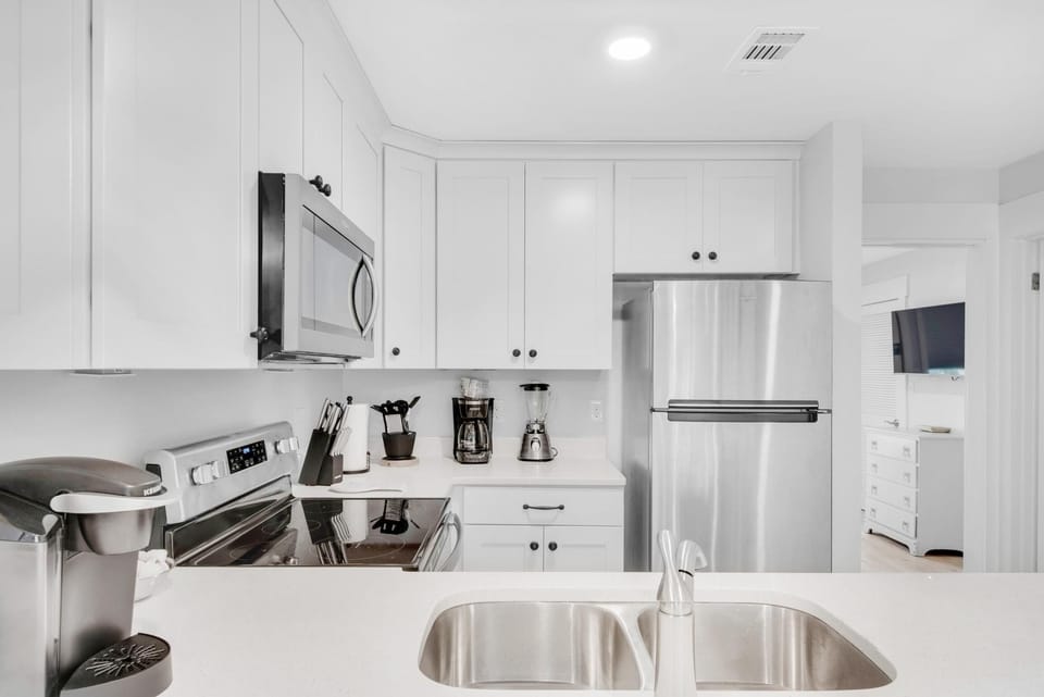 Condo, 1 King Bed with Sofa bed (Sandprints E9- Shoeless Joe) | Private kitchen | Oven, toaster