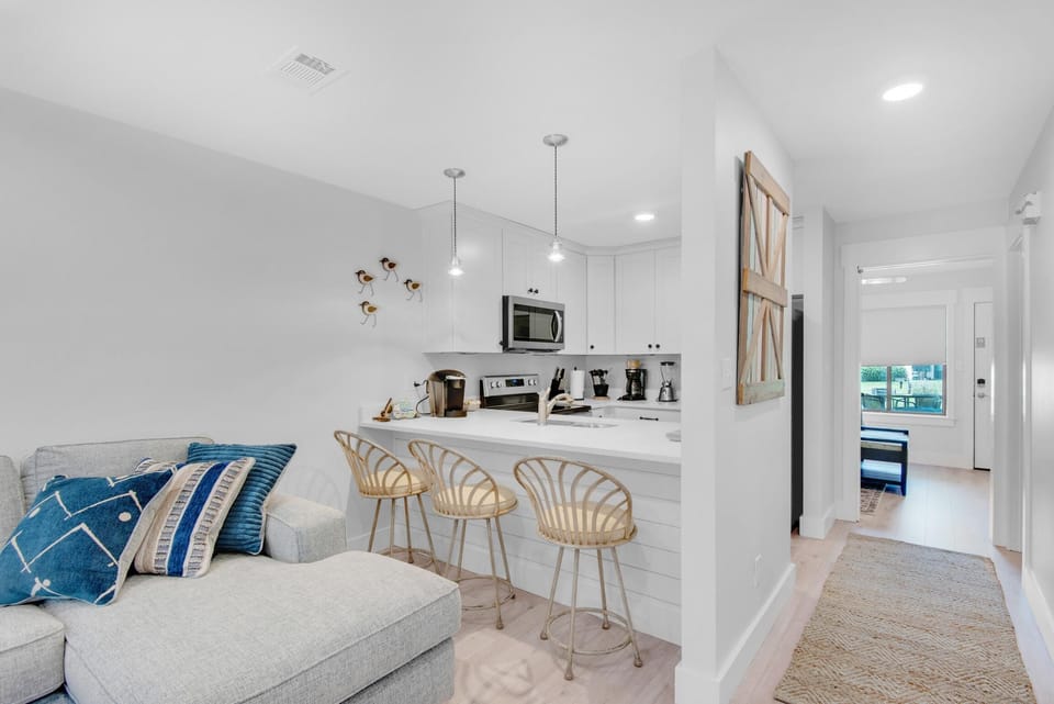 Condo, 1 King Bed with Sofa bed (Sandprints E9- Shoeless Joe) | Interior