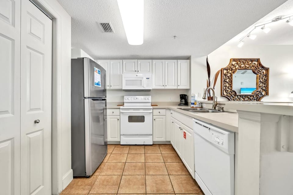 Condo, Multiple Beds (Majestic Beach Towers 1-1304) | Private kitchen | Oven, toaster