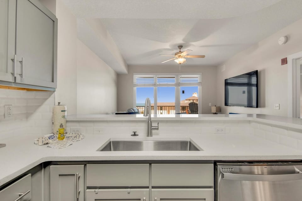 Condo, 1 King Bed with Sofa bed (Calypso 3-504) | Private kitchen | Oven, toaster