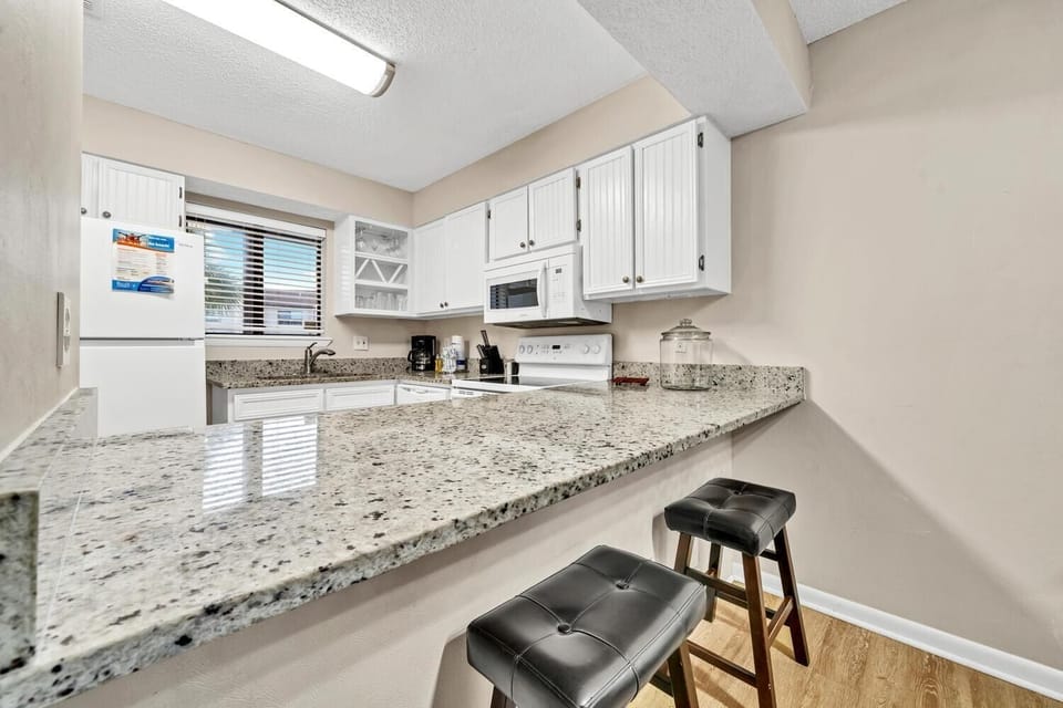 House, 1 Queen Bed with Sofa bed (Portside P6) | Private kitchen | Oven, toaster