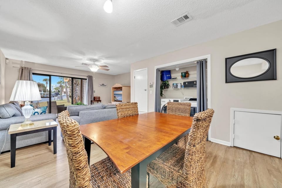 House, 1 Queen Bed with Sofa bed (Portside P6) | Dining