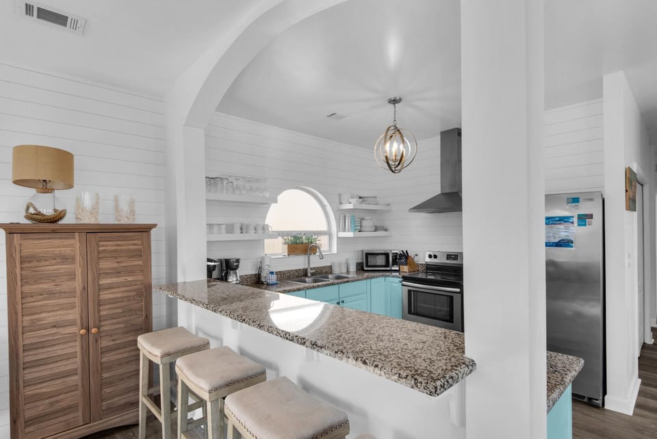 House, Multiple Beds (Miramar Charms) | Private kitchen | Oven, toaster