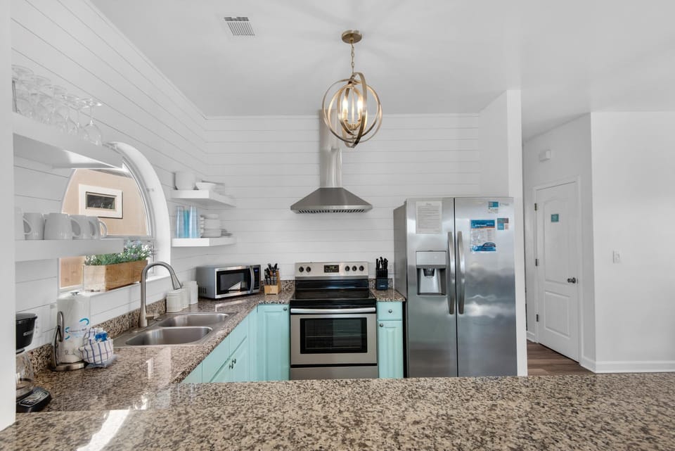 House, Multiple Beds (Miramar Charms) | Private kitchen | Oven, toaster