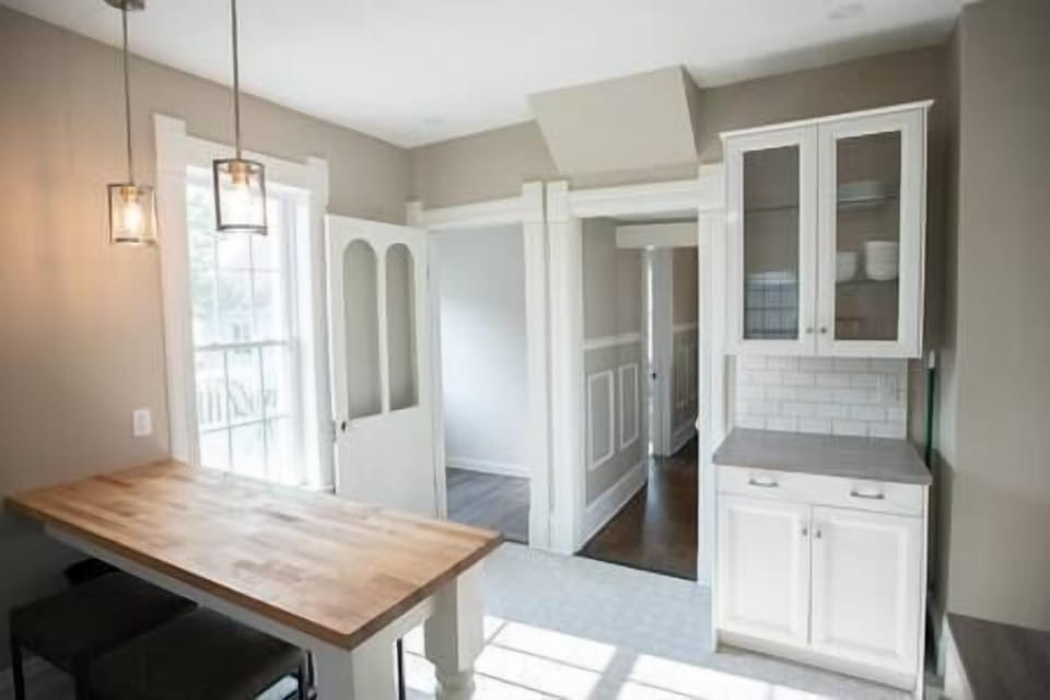 Rear entrance and additional kitchen storage