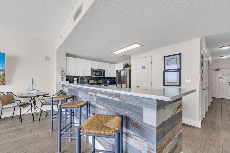 Condo, 1 King Bed with Sofa bed (Majestic Beach Towers 1-1014) | Private kitchen | Oven, toaster