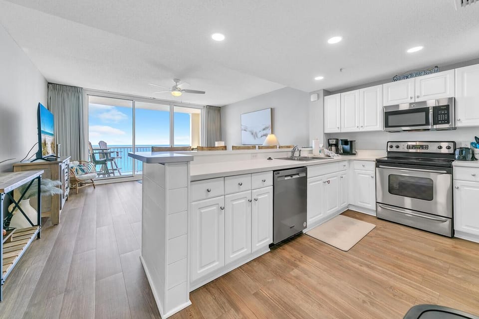 Condo, 1 King Bed with Sofa bed (Majestic Beach Towers 1-2205) | Private kitchen | Oven, toaster