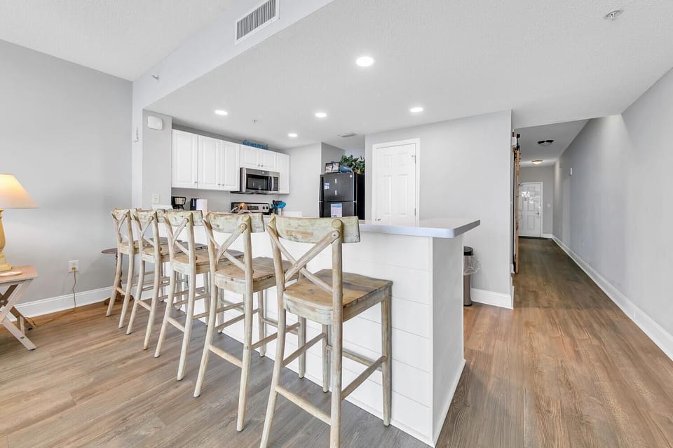 Condo, 1 King Bed with Sofa bed (Majestic Beach Towers 1-2205) | Dining