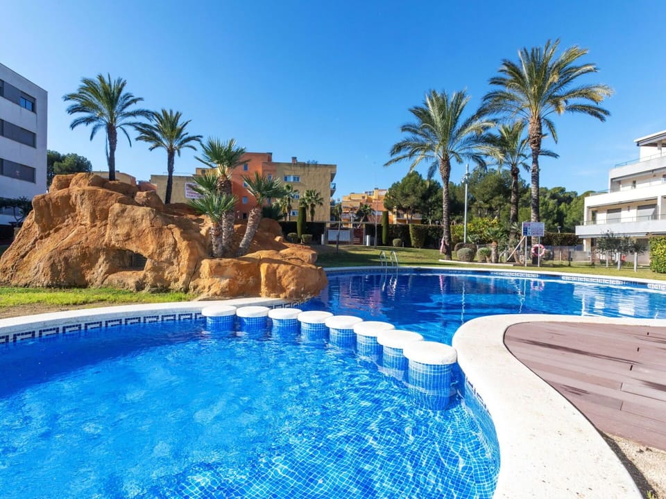 Water, Daytime, Sky, Plant, Building, Swimming Pool, Tree, Azure, Blue, Window
