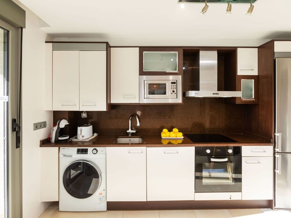 Cabinetry, Kitchen Sink, Property, Countertop, Tap, Sink, Kitchen Appliance, Kitchen Stove, Home Appliance, Laundry Room