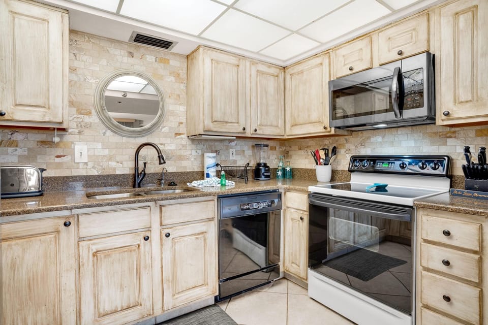 Condo, Multiple Beds (Enclave 401A) | Private kitchen | Oven, toaster