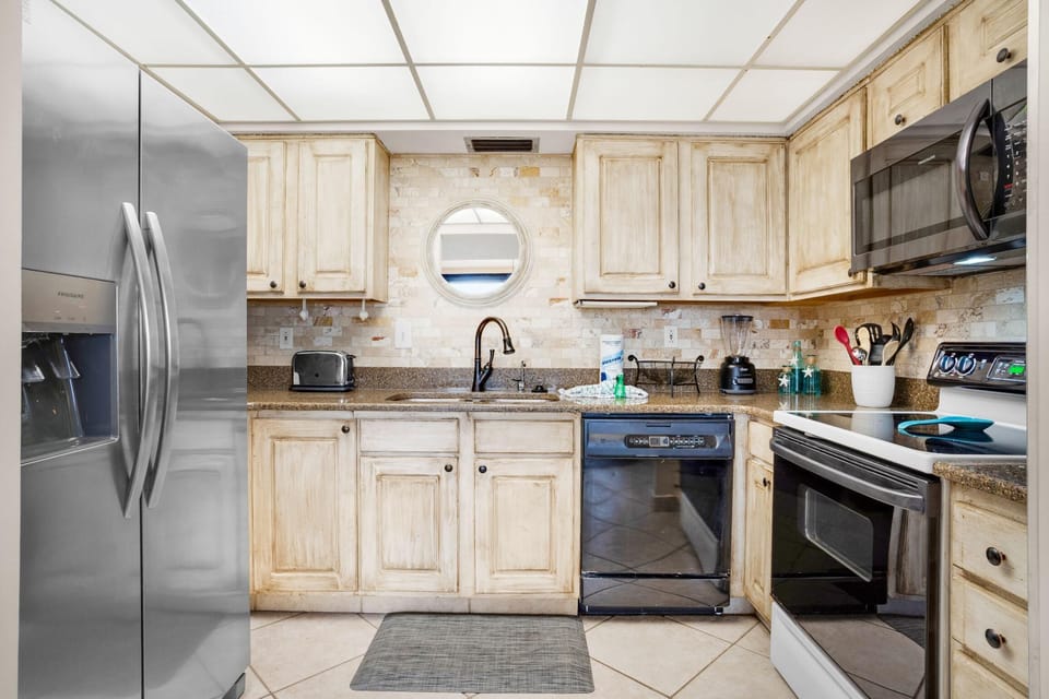 Condo, Multiple Beds (Enclave 401A) | Private kitchen | Oven, toaster