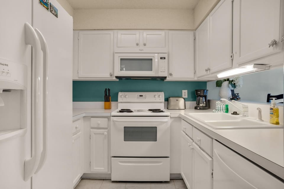 Condo, 1 Queen Bed with Sofa bed (Sandprints D11) | Private kitchen | Oven, toaster