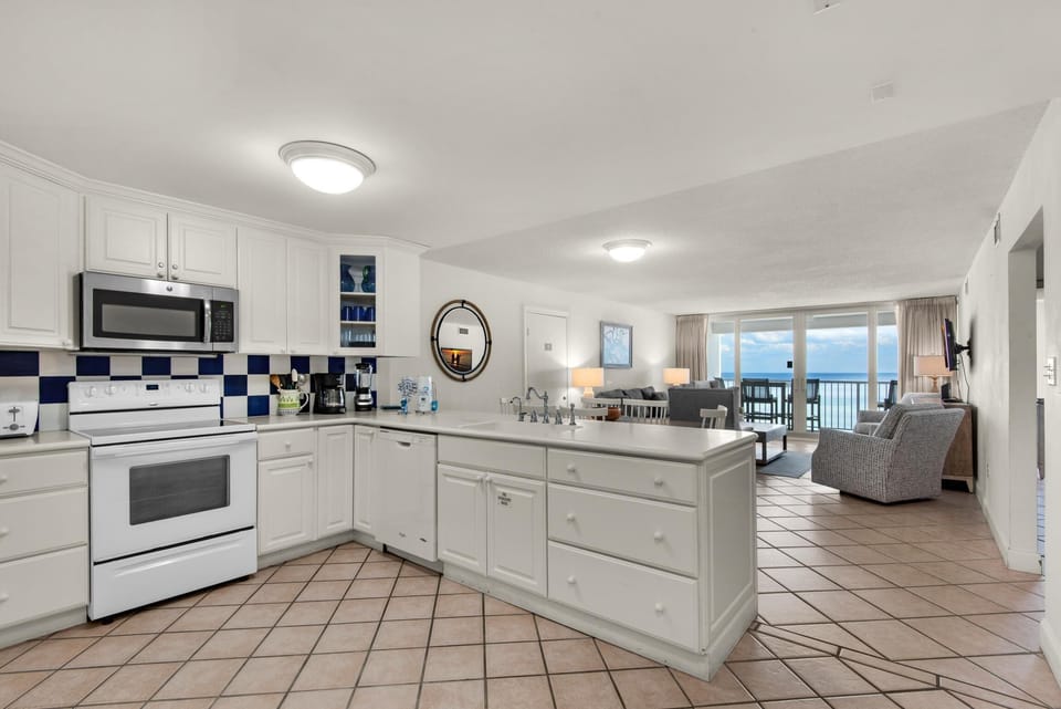 Condo, Multiple Beds (Shoreline Towers 2115) | Private kitchen | Oven, toaster
