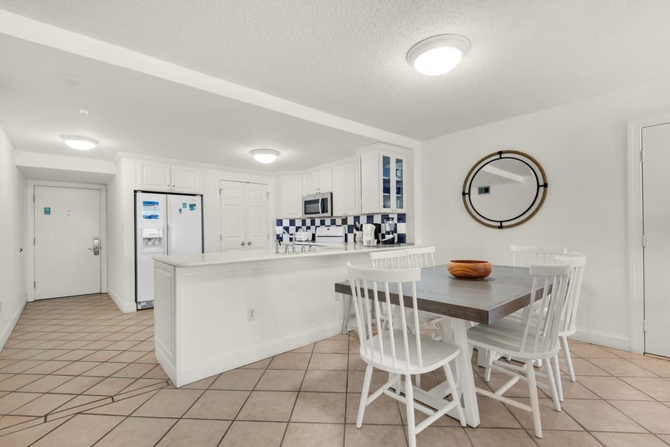 Condo, Multiple Beds (Shoreline Towers 2115) | Dining