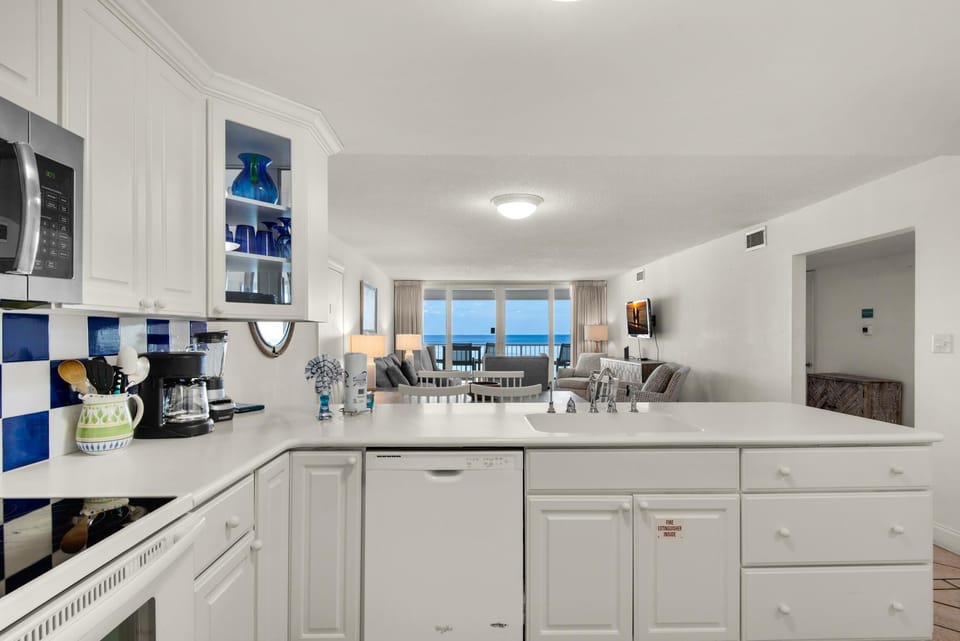 Condo, Multiple Beds (Shoreline Towers 2115) | Private kitchen | Oven, toaster