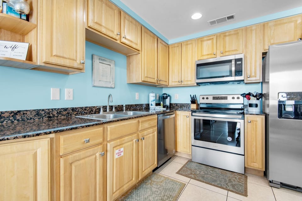 Condo, Multiple Beds (Splash 206E) | Private kitchen | Oven, toaster