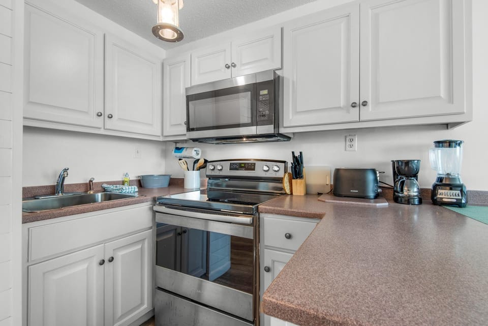 Studio, 2 Queen Beds (Top of the Gulf 807) | Private kitchen | Oven, toaster