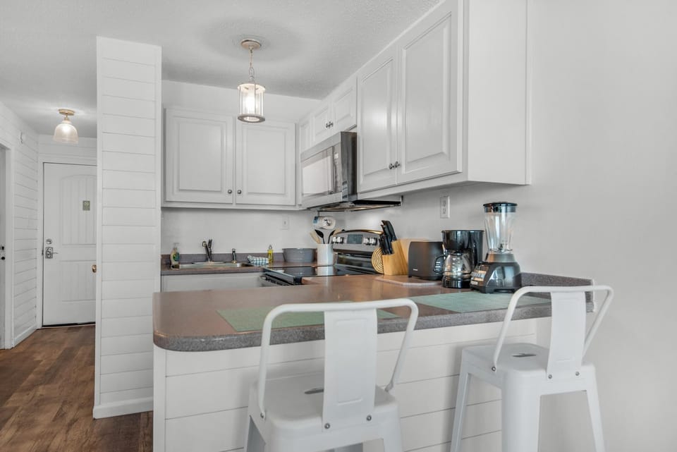 Studio, 2 Queen Beds (Top of the Gulf 807) | Private kitchen | Oven, toaster