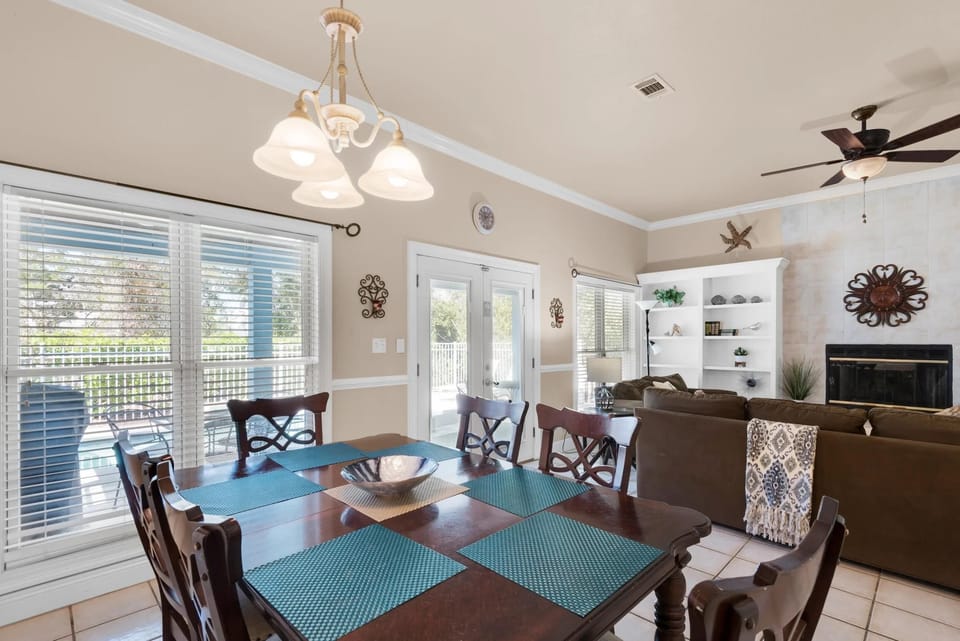 House, Multiple Beds (Blue Pelican) | Dining