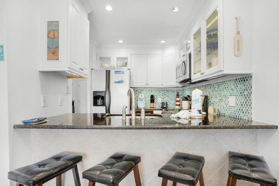 Condo, 1 Queen Bed with Sofa bed (Sandprints B3 - Miramar Sands) | Private kitchen | Oven, toaster