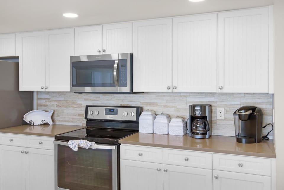 Condo, Multiple Beds (Long Beach Resort 4-1101) | Private kitchen | Oven, toaster