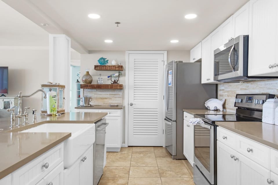 Condo, Multiple Beds (Long Beach Resort 4-1101) | Private kitchen | Oven, toaster