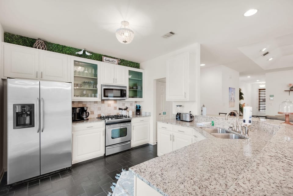 House, Multiple Beds (Chic Retreat) | Private kitchen | Oven, toaster