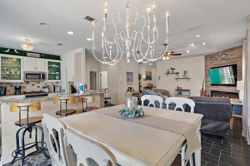 House, Multiple Beds (Chic Retreat) | Dining