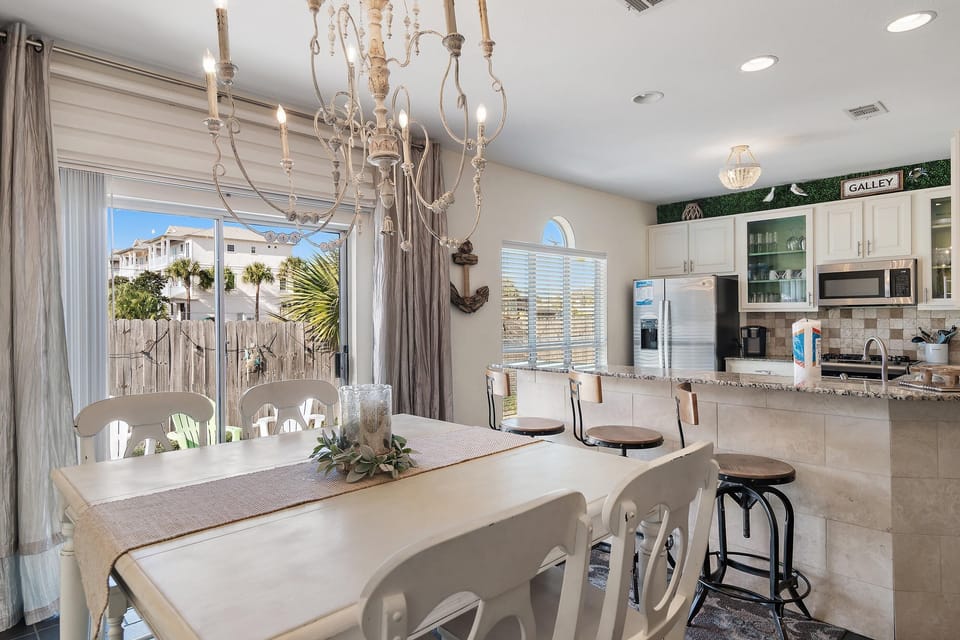 House, Multiple Beds (Chic Retreat) | Dining